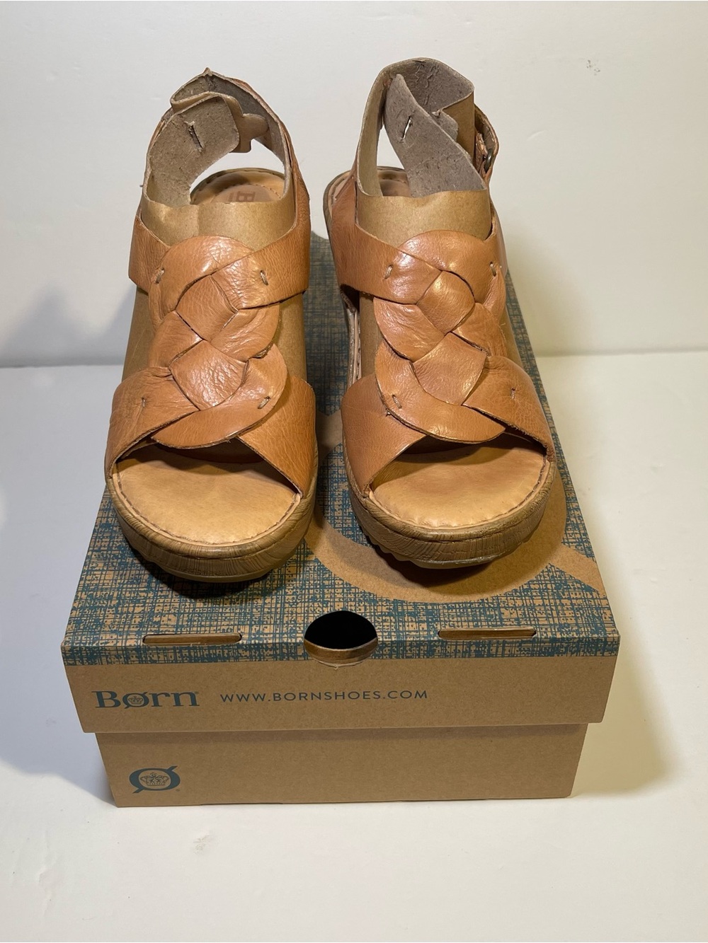 Born Nina women's sz 6 sandals NIB